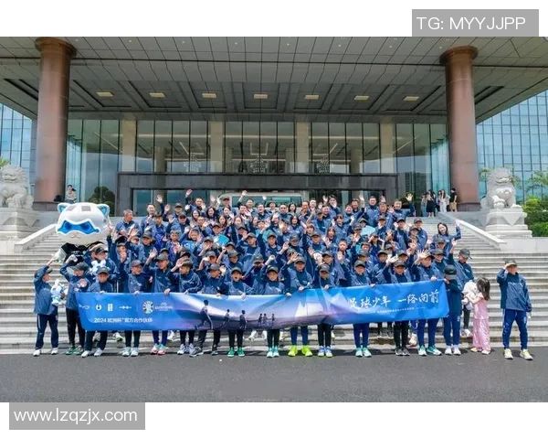 青足球训助力青少年成长培养团队精神与竞技能力的全面发展 青足球训助力青少年成长培养团队精神与竞技能力的全面发展